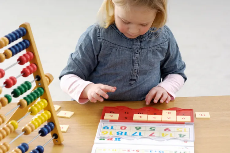Kolorowe, ładne zabawki pomogą zachęcić dziecko w czasie wolnym od szkolnych zajęć do ćwiczeń nad dysleksją. 