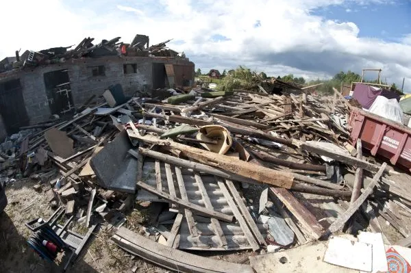 Trąba powietrzna, która w sobotę przeszła nad północną Polską, uszkodziła kilkadziesiąt budynków mieszkalnych. 