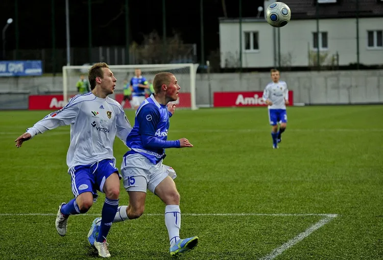Bałtyk Gdynia będzie jednym z czterech zespołów z Trójmiasta, które w tym sezonie zobaczymy w III lidze. Na zdjęciu napastnik Alan Wilczewski (numer 15).