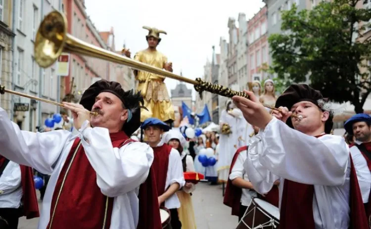 Barwna parada, która przemaszeruje ul. Długą i Długim Targiem, otworzy Jarmark św. Dominika w sobotę, 28 lipca. Nz. ubiegłoroczna ceremonia otwarcia imprezy.