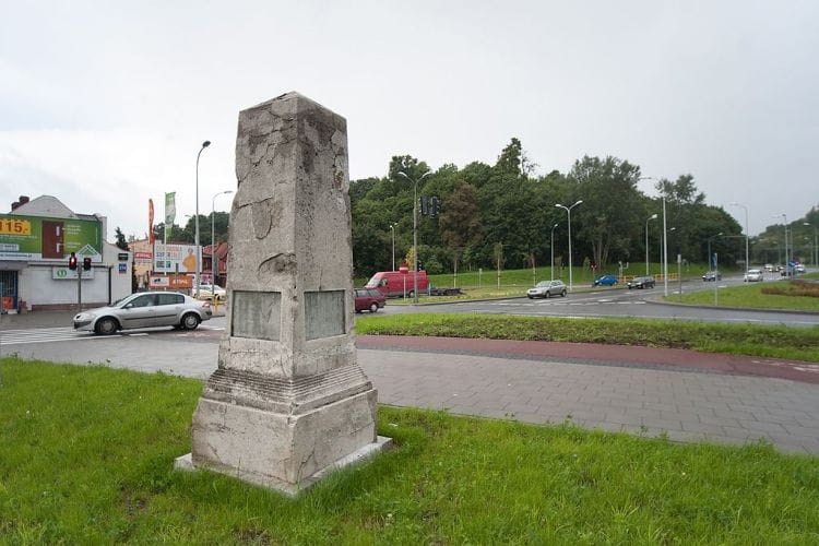 Po ponad rocznej przerwie obelisk z Emaus powrócił na przebudowane już skrzyżowanie ul. Łostowickiej i Kartuskiej. Szkoda, że nie poddano go renowacji i nie zamontowano tablicy pamiątkowej.