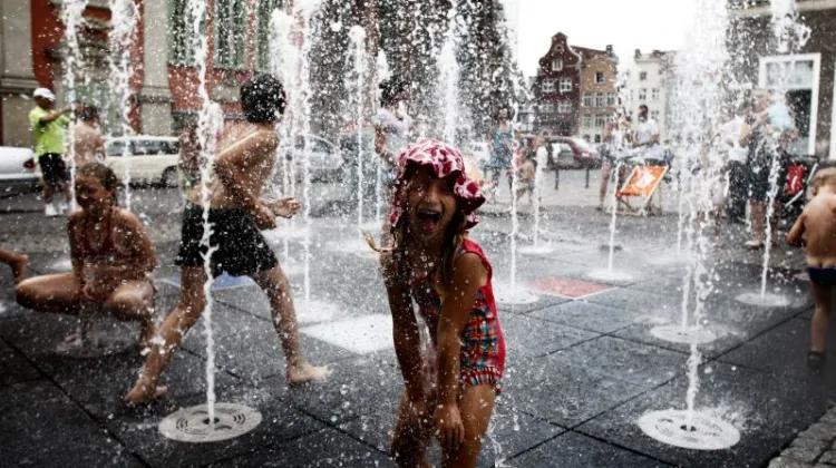 Fontanna Czterech Kwartałów jest najbardziej dostępną do kąpieli fontanną w Trójmieście i zapewne dlatego co roku latem jest oblegana przez dzieci.