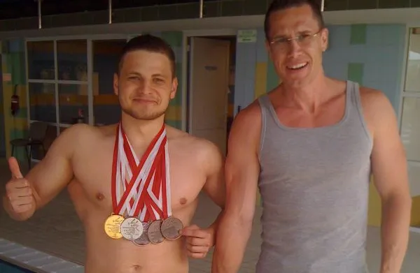 Tomasz Chwaliszewski (po prawej) z jednym ze swoich podopiecznych. Trener pływania zamierza pokonać wpław Zatokę Gdańską. Startuje 25 lipca o godz. 8 z miejskiej plaży w Helu.