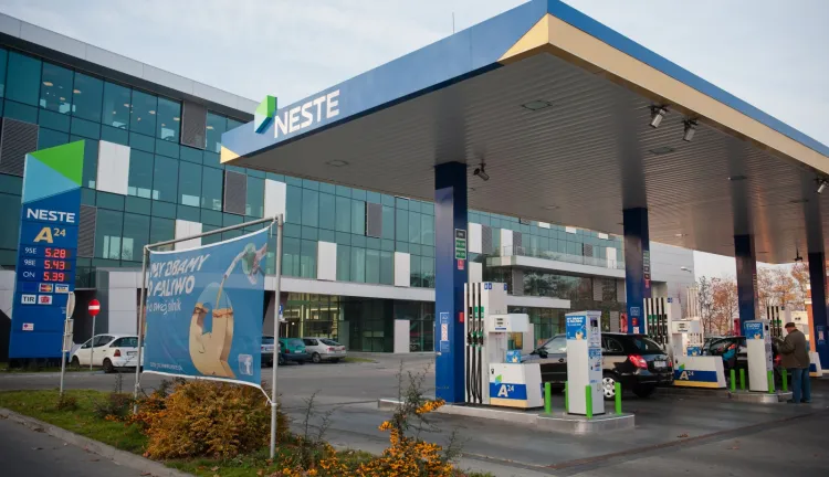 W Polsce Neste jest właścicielem największej sieci samoobsługowych stacji paliwowych. 