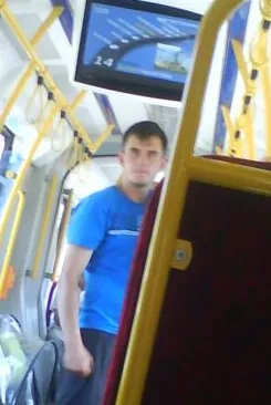 W dwóch niezależnych źródłach potwierdziliśmy, że na  nagraniu monitoringu z innego dnia i innego tramwaju widać, jak ten sam mężczyzna, którego sfotografował nasz czytelnik, zrywa złoty łańcuszek pasażerce.