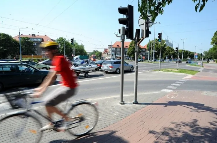 Rowerzyści uważają, że instalowanie przy drogach rowerowych przycisków do samodzielnej zmiany świateł jest nielegalne. Urzędnicy odrzucają te zarzuty.