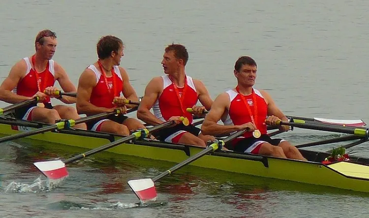 Mistrzowie olimpijscy z 2008 roku na czwórce podwójnej pewnie awansowali do półfinałów regat w Londynie, mimo awarii łódki na rogrzewce.  