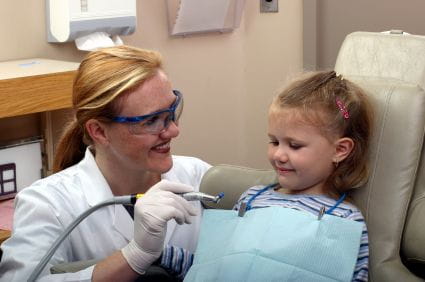 Specjalne podejście do najmłodszych deklaruje coraz więcej trójmiejskich gabinetów stomatologicznych. Wiele z nich oferuje wizyty adaptacyjne, podczas których dzieci mogą oswoić się z fotelem i urządzeniami dentystycznymi. 