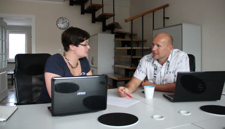 Jakub Mańczak i Justyna Wojtaszczyk dzielą biurko na zasadzie coworkingu.