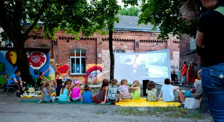 Kino podwórkowe do końca sierpnia będzie gościło na różnych podwórkach Wrzeszcza. 