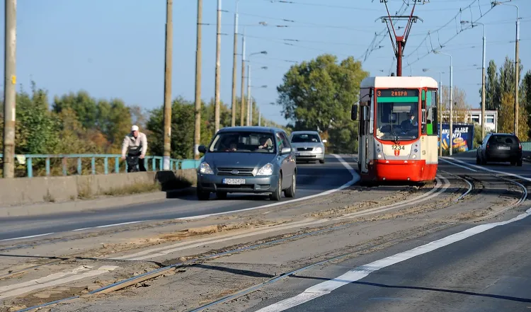 Zły stan techniczny torowiska tramwajowego na Moście Siennickim w Gdańsku. Możliwe, że już jesienią przyszłego roku zacznie zmieniać oblicze.