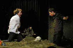 Tytułowy Hamlet w spektaklu Dejana Projkovskiego z Teatru Dramatycznego w Skopje bawi się szaleństwem, które (ponoć) go trawi.
