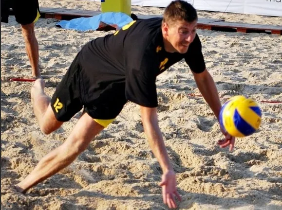 Siatkarze Lotosu Trefla rozpoczęli treningi po letniej przerwie od zajęć na plaży w Brzeźnie. Na zdjęciu Wojciech Kaźmierczak.