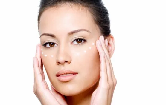 Świadomy wybór kremu do twarzy może pomóc uniknąć niepożądanych efektów, a także zadbać o dobrą kondycję cery.