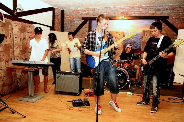Obóz rockowy to doskonała forma wypoczynku dla dzieci i młodzieży, które chcą pogłębiać swoją muzyczną pasję. 