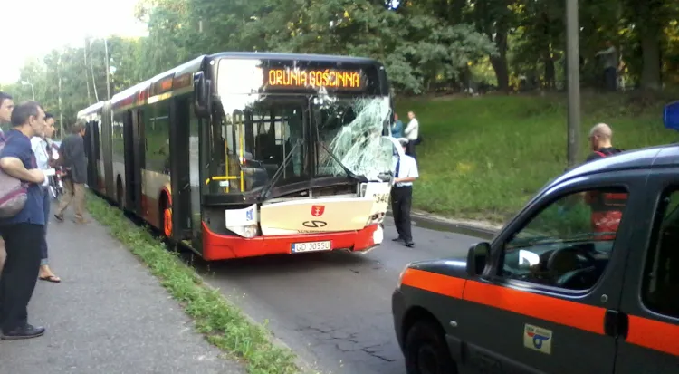 Skutki porannego zderzenia autobusu z samochodem dostawczym.