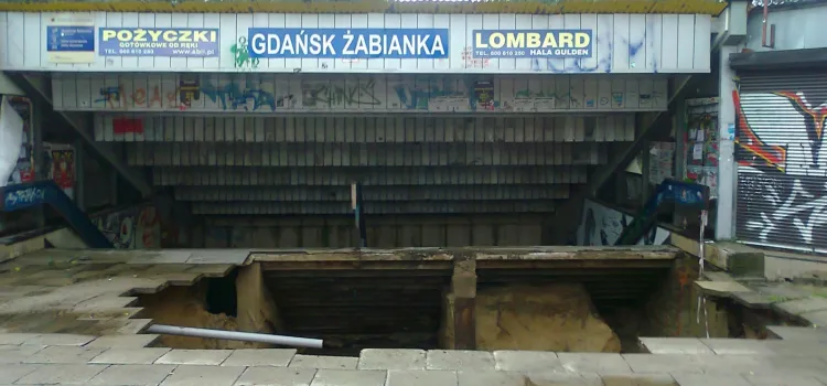 Krater w ziemi - tak wyglądało w piątek wejście do tunelu prowadzącego na przystanek SKM Gdańsk Żabianka.