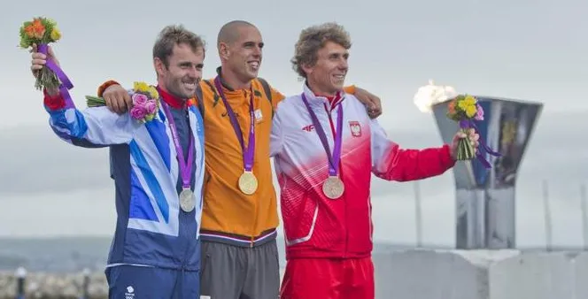 Medaliści olimpijscy w klasie RS:X (od prawej): Przemysław Miarczyński (brąz), Holender Dorian van Risselberge złoto) i Brytyjczyk Nick Dempsey (srebro).