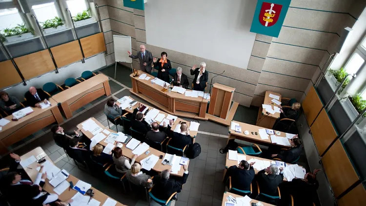 Sesje rad miasta bywają nudne, za to radni to barwne postacie. Na zdjęciu sesja Rady Miasta Gdyni.