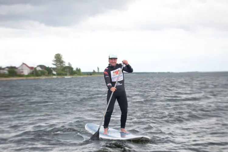 Janek Lisewski chce pokonać 1000 km Wisłą z Oświęcimia do Gdańska. Płynie na desce stand-up paddle, czyli nieco wydłużonym surfingiem napędzanym przez wiosłowanie.