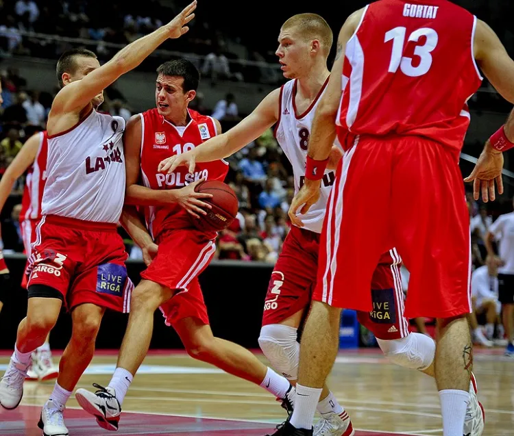 Piotra Pamułę (przy piłce) w Trójmieście mogliśmy oglądać w barwach Polski podczas turnieju Sopot Basket Cup w Ergo Arenie. W nadchodzącym sezonie najczęściej występował będzie jednak w Gdyni.
