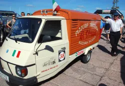 Zwycięzca konkursu elegancji - trzykołowe Piaggio i jego załoga, wożąca pyszną, włoską pizzę. 