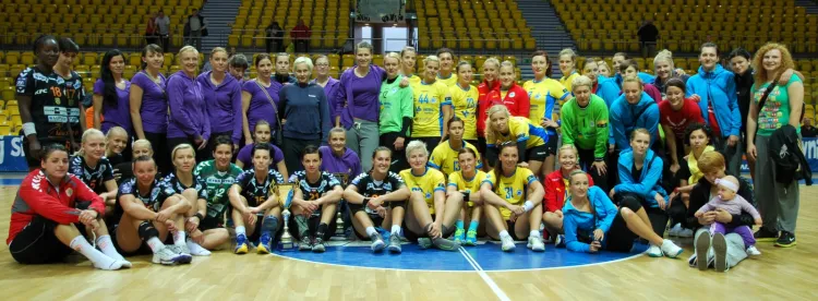 Uczestniczki turnieju o Puchar Prezydenta Gdyni. Gospodynie w żółtych koszulkach oraz czerwonych bluzach, a bramkarki na zielono.