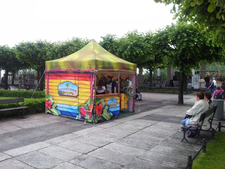 Kolorowy namiot Cejrowskiego przez 1,5 miesiąca stał w Sopocie przy molo.