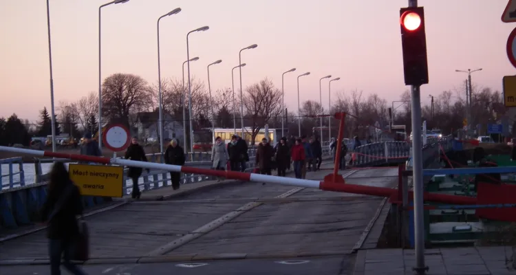 Kolejny raz w nocy zostanie przeprowadzona akcja wymiany pontonu pod mostem w Sobieszewie.