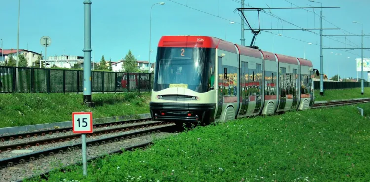 Tramwaje muszą zwalniać do prędkości 15km/h po opuszczeniu przystanku Wilanowska w kierunku Śródmieścia.