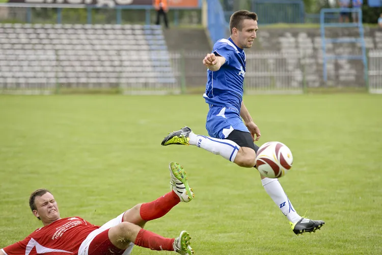 Mateusz Toporkiewicz dwoma golami zapewnił wygraną Bałtyku w pierwszym z sześciu derbowych pojedynkach, które odbędą się w Trójmieście w rundzie jesiennej III ligi. 