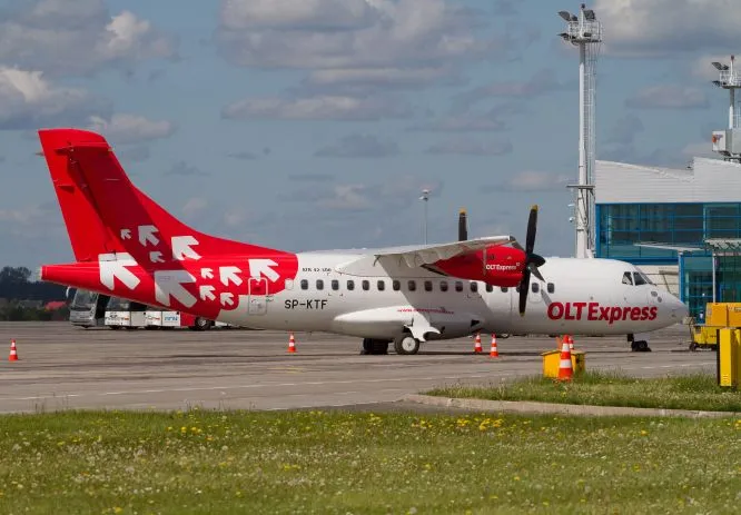Samolot ATR 42 jest ostatnią pamiątką po krótkiej i burzliwej historii linii OLT Express na gdańskim lotnisku.
