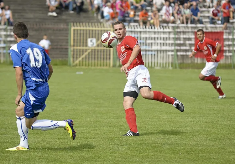 Piłkarze Polonii (czerwone koszulki) zdobyli pierwszy punkt w III lidze.