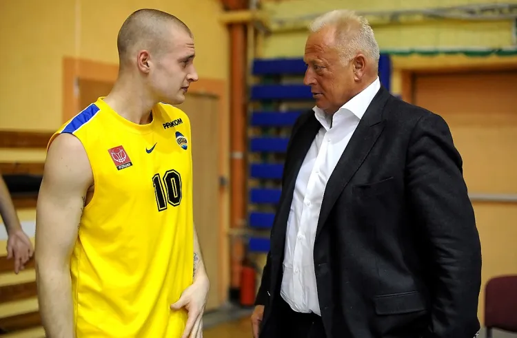 To częsty obrazek po meczach Startu. Aleksander Krauze słucha uwag ojca - Ryszarda, który w przeszłości był również koszykarzem tego gdyńskiego klubu. 