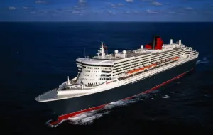 Na liniowcu Queen Mary II pasażerowie mają do dyspozycji m.in. teatr i kino, największą pływającą bibliotekę, sześć restauracji, nie licząc barów i kawiarni oraz dyskotekę i kasyno.