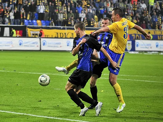 W poprzednim sezonie Arka pokonała u siebie Zawiszę 5:2. Na zdjęciu nominalny pomocnik Tomasz Jarzębowski, który w sobotę zapewne zagra jako stoper. 
