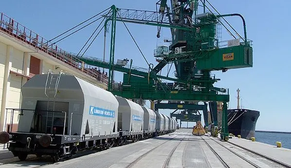 Obecnie w większości terminali portowych, udział kolei w obsłudze ładunkowej wynosi od 40 do 70 proc.
