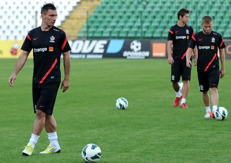 Marek Saganowski (z lewej) do narodowej reprezentacji wrócił po trzech latach. Jego doświadczenie i nieustępliwość powinny przydać się w Podgoricy, gdyż Czarnogórcy wydadzą boiskową wojnę Polakom.