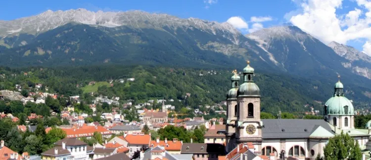 Austriacki Innsbruck jest kolejnym miastem, do którego od jesieni będziemy mogli dolecieć bezpośrednio z Trójmiasta. To dobra wiadomość nie tylko dla narciarzy.