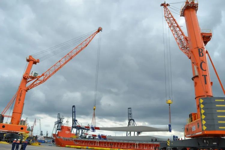 Gdyński terminal BCT oobsłużył pierwszy statek przewożący elementy do budowy farm wiatrowych. 