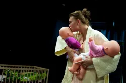 Agnieszka Skawińska ma trudne zadanie, by w 55 minut odegrać szereg stanów i emocji towarzyszących młodym mamom w pierwszych miesiącach życia swoich pociech.