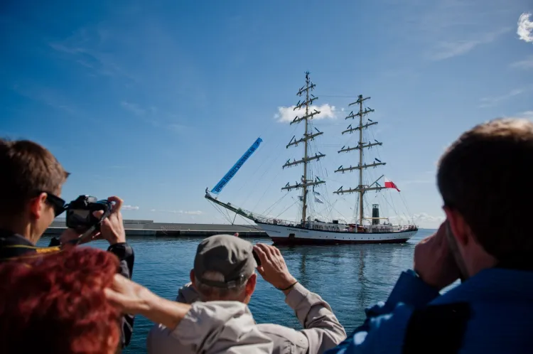 STS Fryderyk Chopin, zwycięzca tegorocznych regat The Tall Ships Races powrócił do Gdyni.