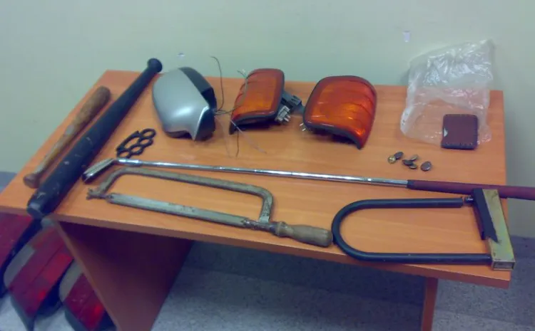 "Podręczny zestaw narzędzi" znaleziony w mieszkaniu jednego z zatrzymanych mężczyzn.