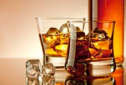 Smakosze uważają, że whisky najlepiej smakuje w temperaturze 16-18 stopni Celsjusza, jednak w Polsce najpopularniejszym sposobem jej podawania jest "on the rocks", czyli z lodem.