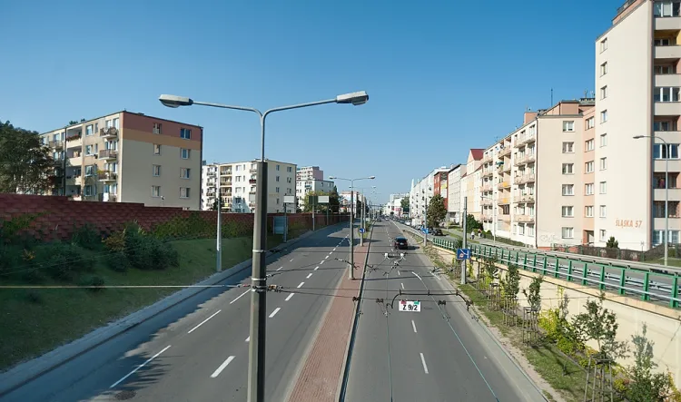 Ulica Śląska w Gdyni. Mieszkańcy domów po lewej dostali ekrany akustyczne. Jednak wielu lokatorów domów po prawej  nie zazdrości im. Ekrany pogorszyły bezpieczeństwo.