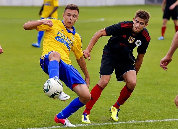 Dariusz Formella z Arki Gdynia rozegrał całe spotkanie w barwach reprezentacji Polski do lat 18. Niestety, biało-czerwoni przegrali w Strumnicy 0:1.