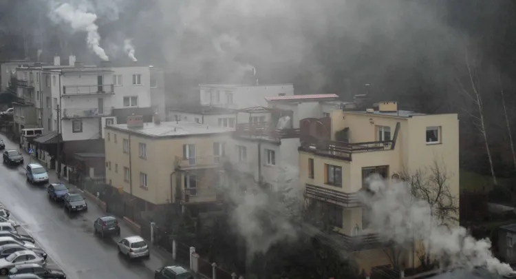 Mieszkańcy Pogórza twierdzą, że z powodu dymu wydobywającego się z kominów momentami nie da się oddychać.