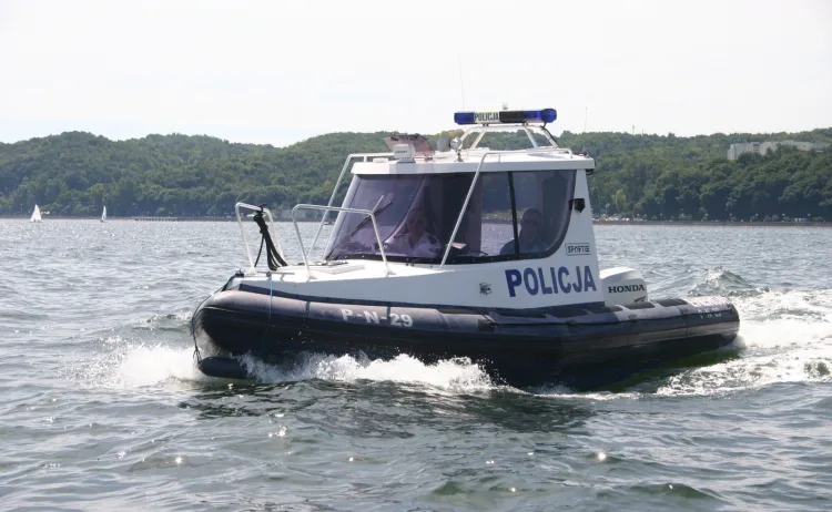 Policyjna łódź podczas akcji ratunkowej.