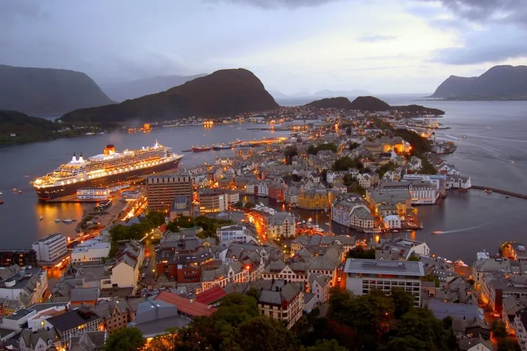 &#197;lesund to niewielkie, ale bardzo malowniczo położone miasto na zachodnim wybrzeżu Norwegii.