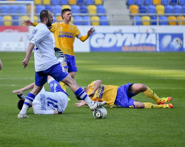 Ensar Arifović (z piłką) w ubiegłym sezonie grał i dla Arki, i dla Floty. Sławomir Mazurkiewicz, mimo że jest obrońcą, stał się najskuteczniejszym piłkarzem z zaciągu ze Świnoujścia, strzelając dla żółto-niebieskich sześć goli.